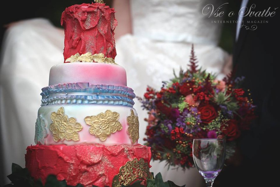 tematicka-svatba-vyzaduje-sladeni-nemensich-detailu-proto-je-i-svatebni-dort-laden-do-zvolenych-barev-se-zlatymi-ornamenty