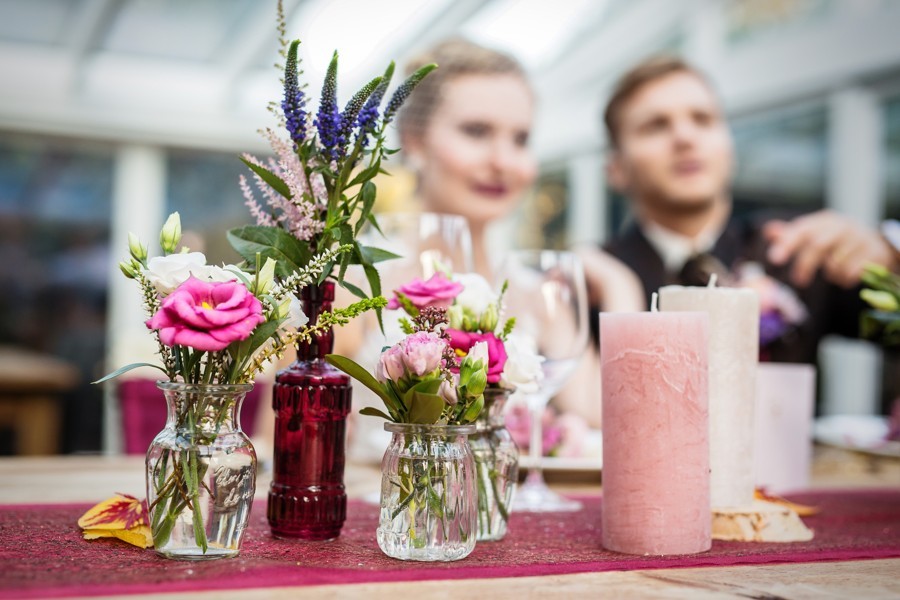 romanticka-vyzdoba-svatebniho-stolu