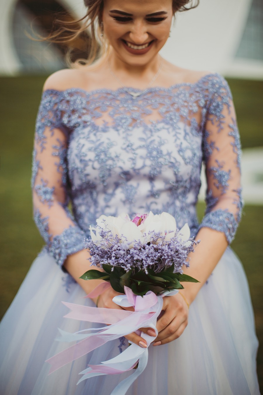 Modré detaily nebo rovnou svatební šaty.