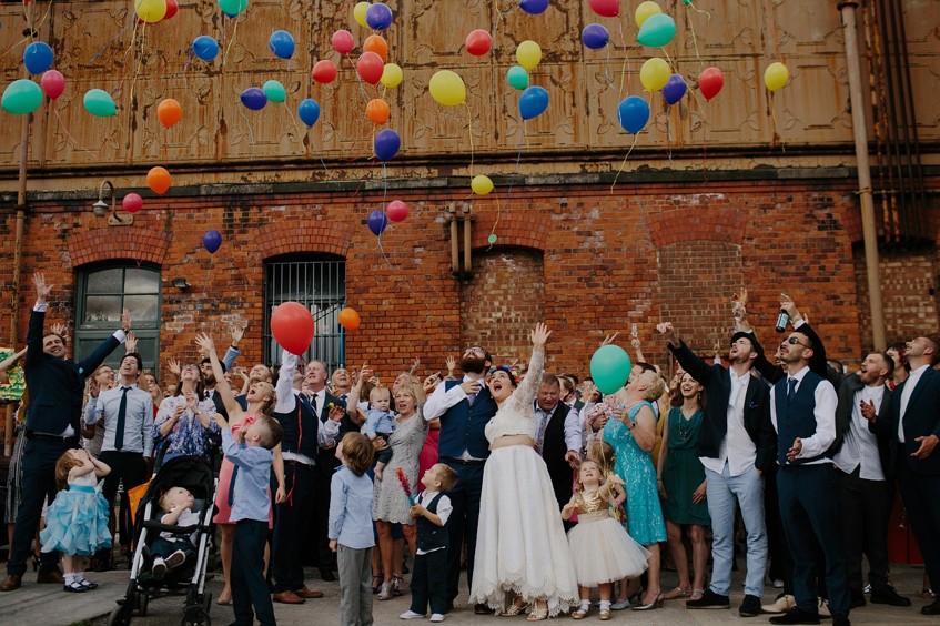 Barevné balonky jsou na pouťové svatbě nutností. Můžete je například vypustit po focení.