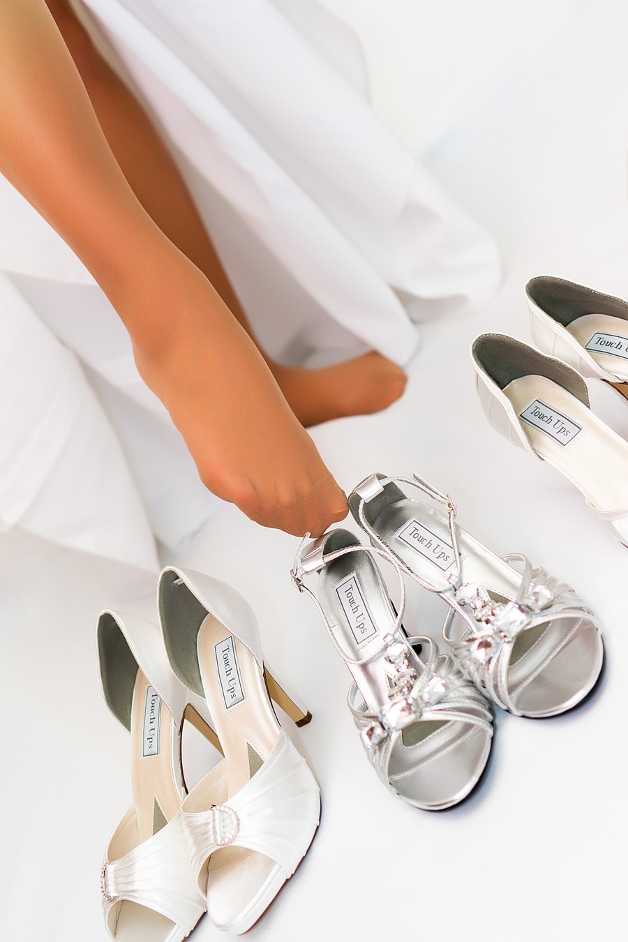 Různé typy svatebních bot od stříbrných sandálků po bílé lodičky.