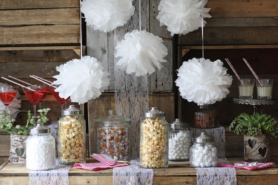 Pompoms jsou levné papírové svatební dekorace, které si můžete vytvořit i doma. Přečtěte si návod, jak na to.