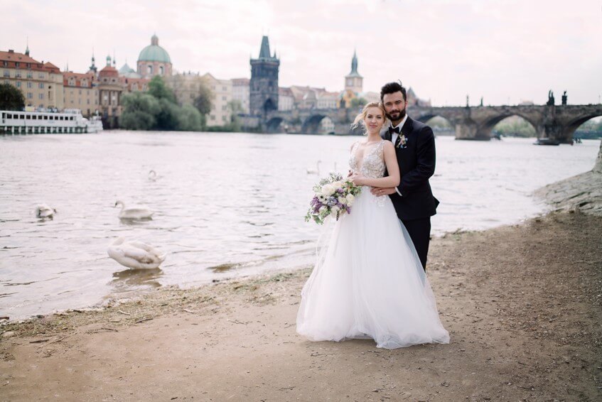 Svatební focení s labutěmi u Vltavy.