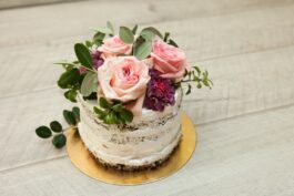 Trend jménem nahý dort – zamilujte si tento neodolatelný svatební dort